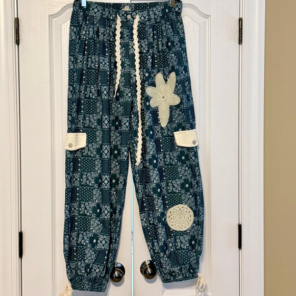 💕NWOT: POL Floral Patchwork Joggers With Crochet Detail - Picture 3 of 12